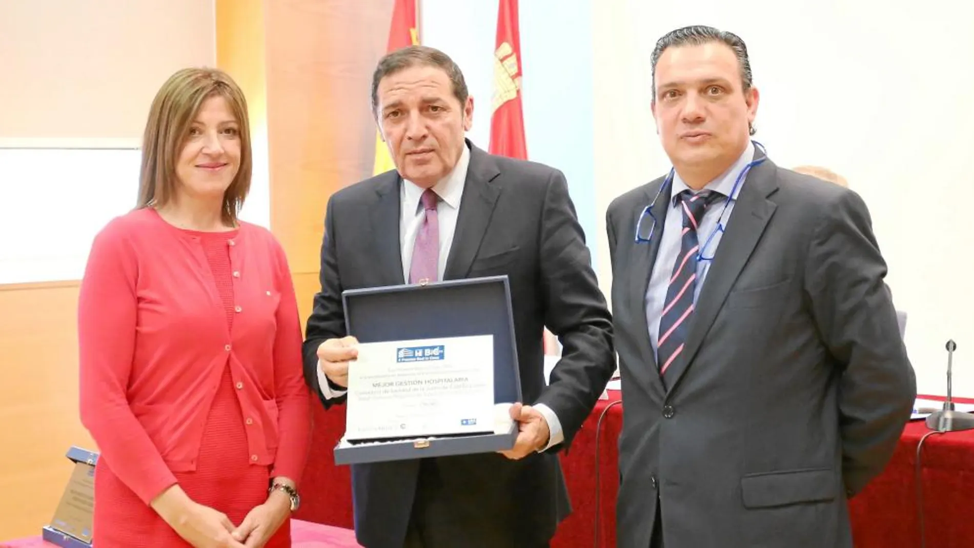 El consejero de Sanidad, Antonio María Sáez Aguado, recibe uno de los premios «Best in Class», junto a los organizadores de los galardones