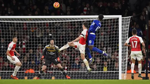 El Arsenal ganó (2-1) al Everton