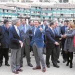 El presidente, el consejero Victoria y los más de cien alcaldes presentes en la reunión se hicieron una foto de familia en la Plaza Mayor de Chinchón
