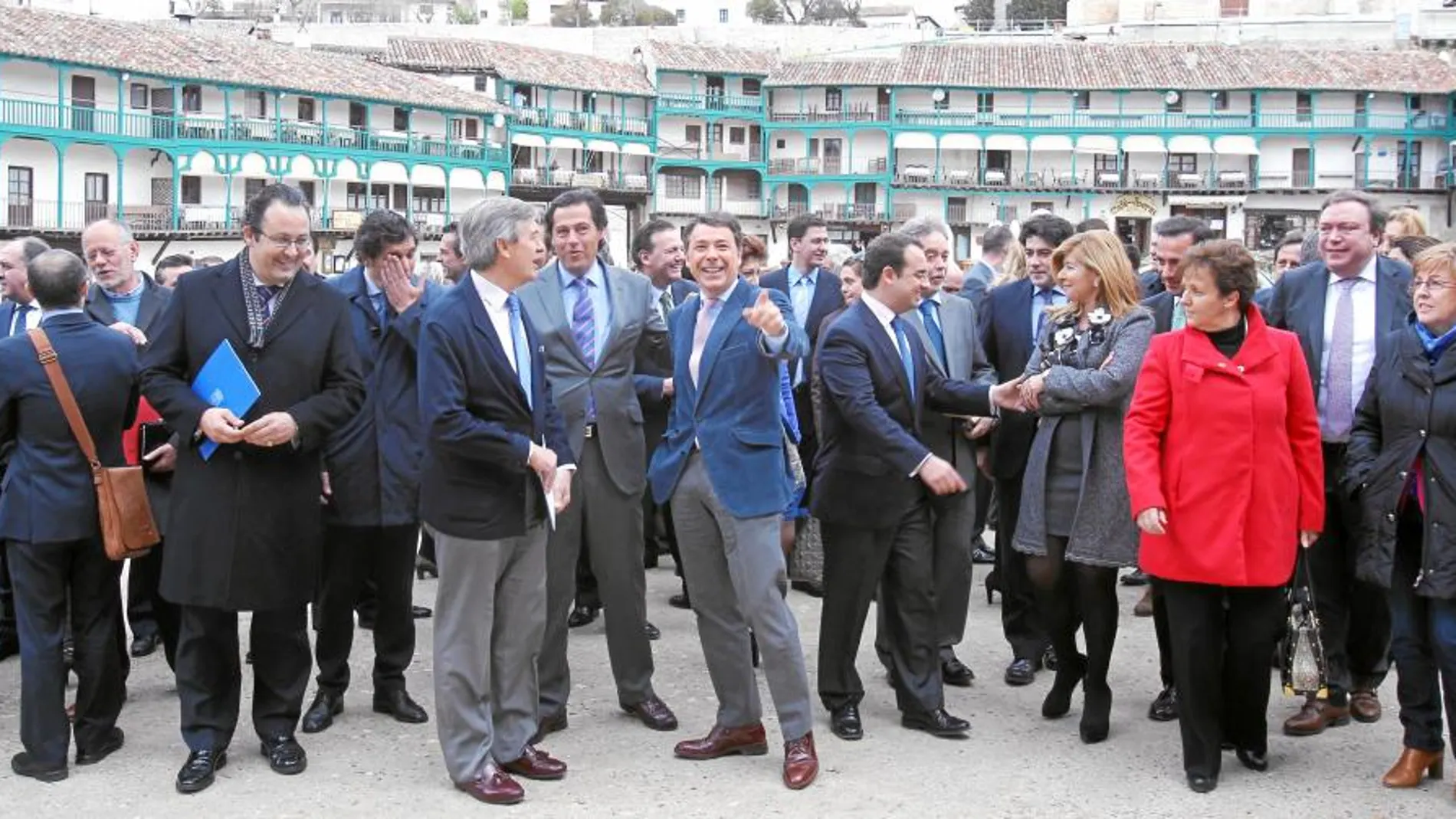 El presidente, el consejero Victoria y los más de cien alcaldes presentes en la reunión se hicieron una foto de familia en la Plaza Mayor de Chinchón