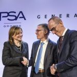 La responsable ejecutiva de General Motors, Mary Ibarra (i), el presidente de PSA Peugeot Citroën, Carlos Tavares (c), y el presidente de Opel, Karl-Thomas Neumann (d), posan antes de una rueda de prensa en París (Francia) hoy, 6 de marzo de 2017.