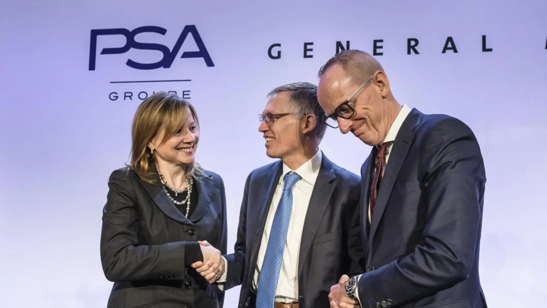 La responsable ejecutiva de General Motors, Mary Ibarra (i), el presidente de PSA Peugeot Citroën, Carlos Tavares (c), y el presidente de Opel, Karl-Thomas Neumann (d), posan antes de una rueda de prensa en París (Francia) hoy, 6 de marzo de 2017.
