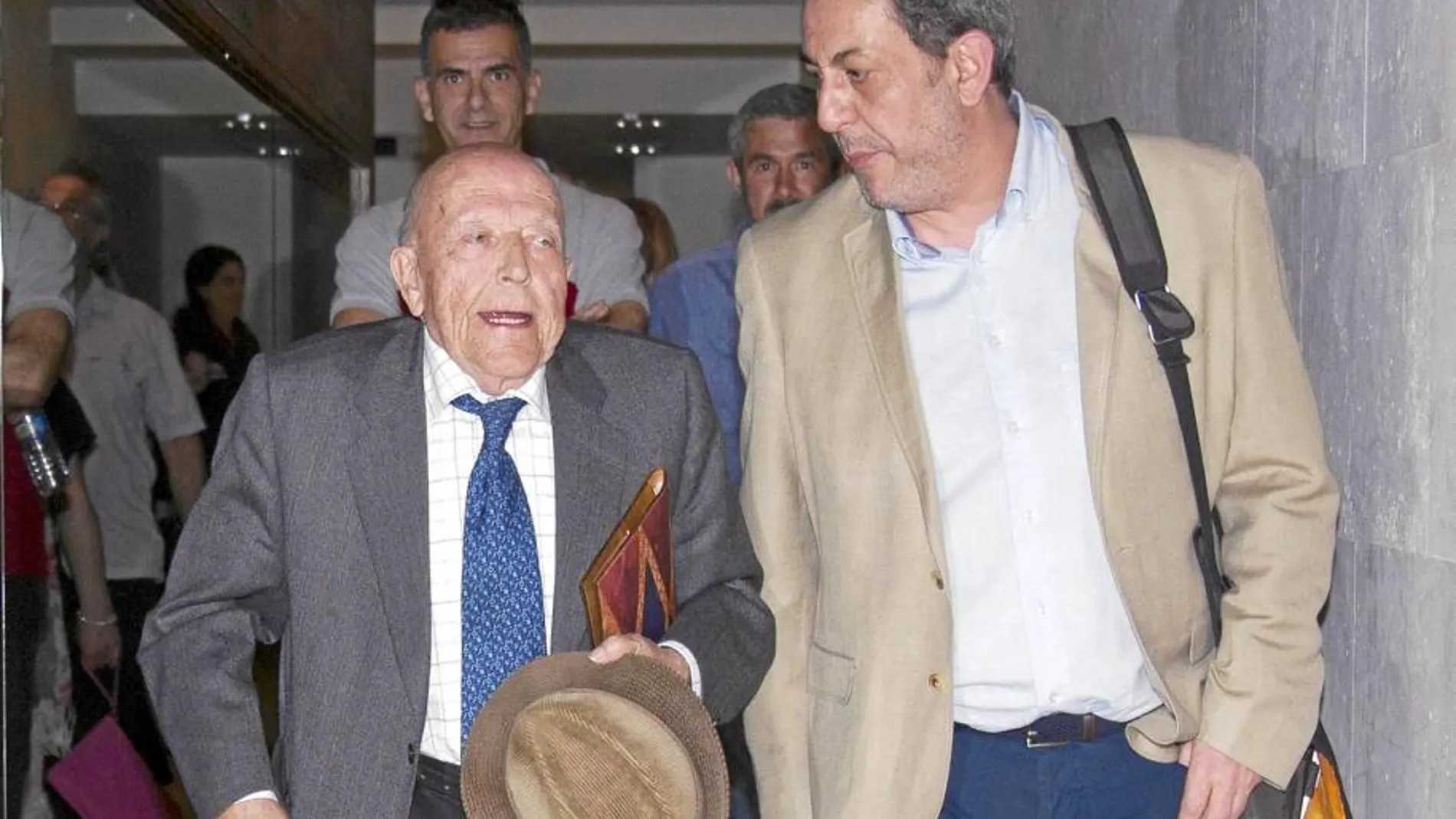 José Jiménez Lozano junto a Gregorio González Olmos