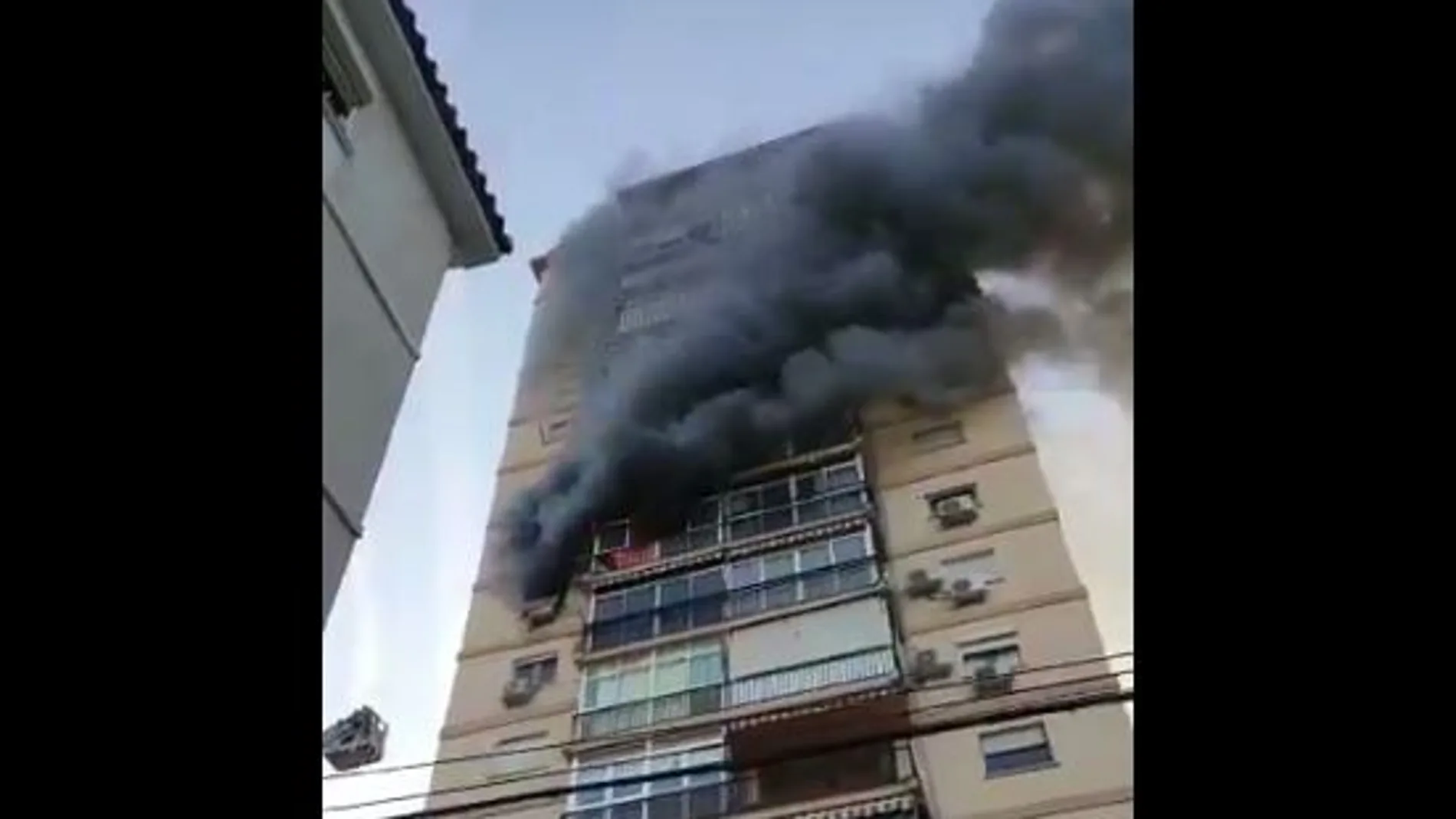 Imagen del edificio cubierto por el humo del incendio