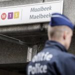 Un Policía Belga junto al metro de Maelbeek