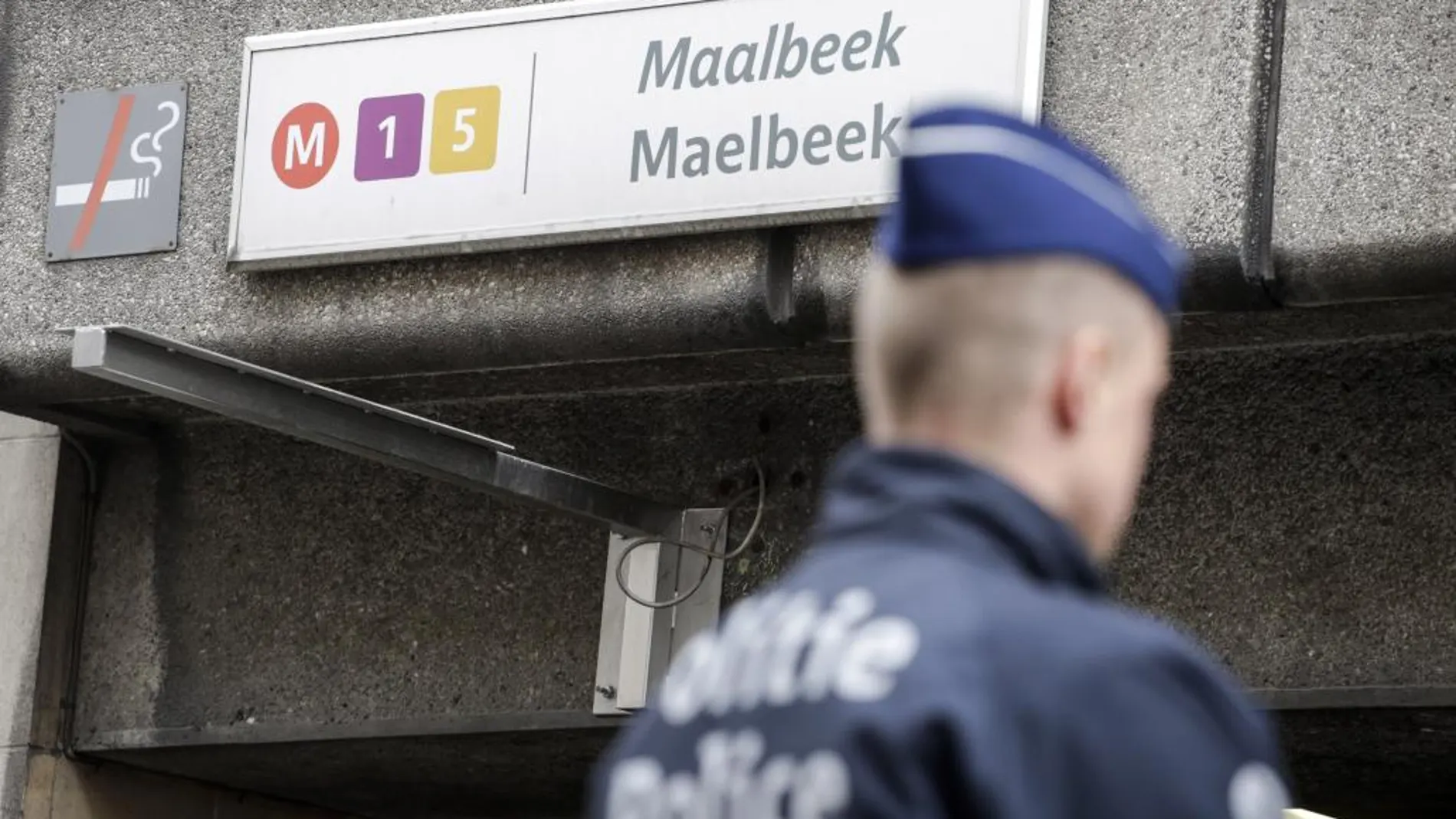 Un Policía Belga junto al metro de Maelbeek