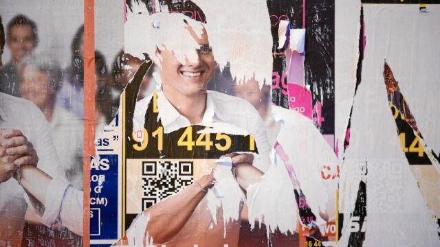 Restos de carteles electorales de la campaña de Ciudadanos en Madrid