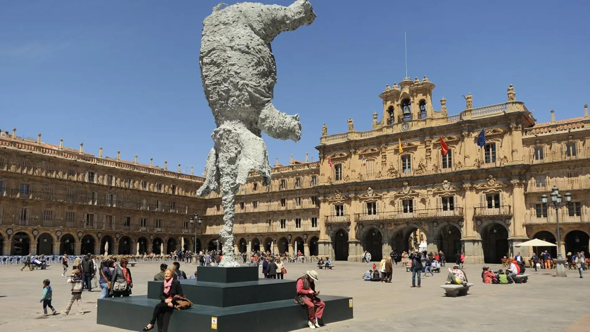 El «Gran Elefant dret», una asombrosa escultura de bronce de siete metros de altura
