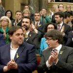 Carles Puigdemont y Oriol Junqueras junto a los diputados de JxSí y la CUP y sin los diputados del PSC, PPC y Ciudadanos, aplauden tras aprobarse en el pleno del Parlament, la declaración de independencia. EFE/ Alberto Estévez