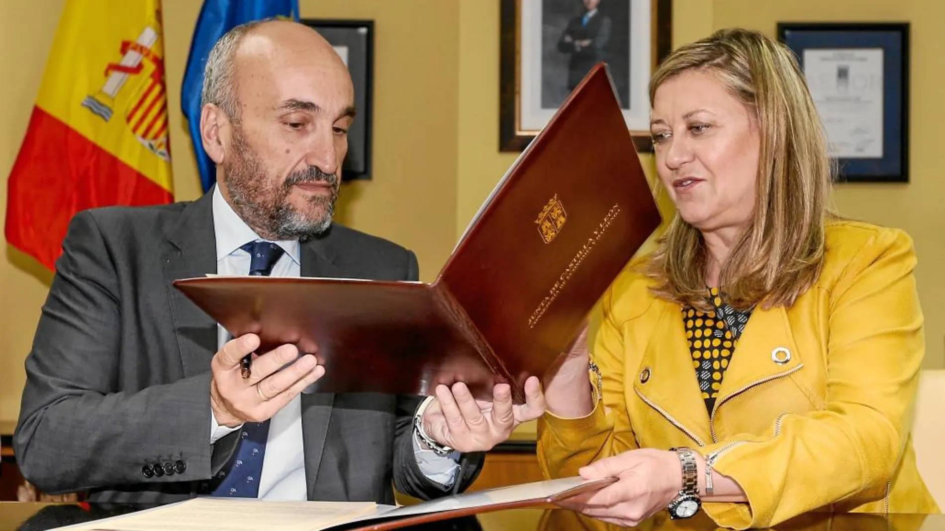 La consejera de Economía y Hacienda, Pilar del Olmo, suscribe el acuerdo con Fernando Santiago Ollero.