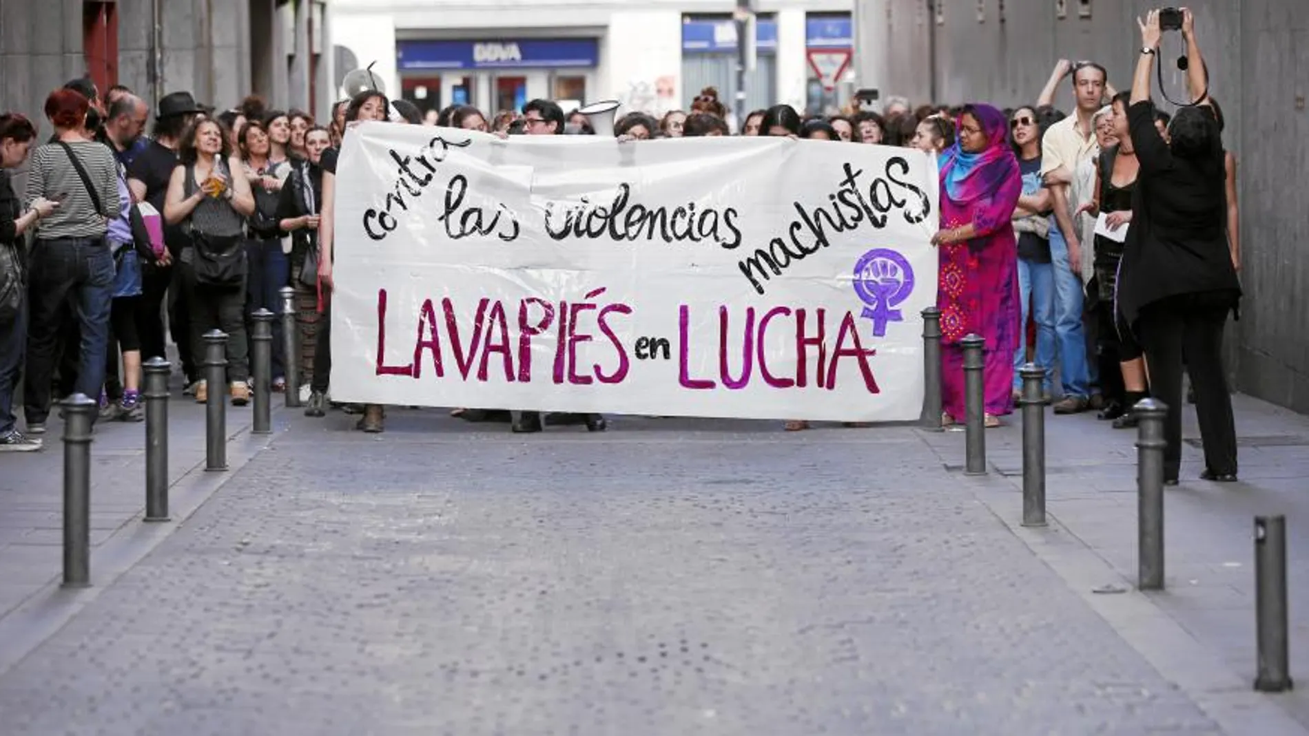 Los vecinos se manifestaron ayer desde la Plaza de Lavapiés hasta el número 21 de la calle Tribulete, donde se produjo la agresión.