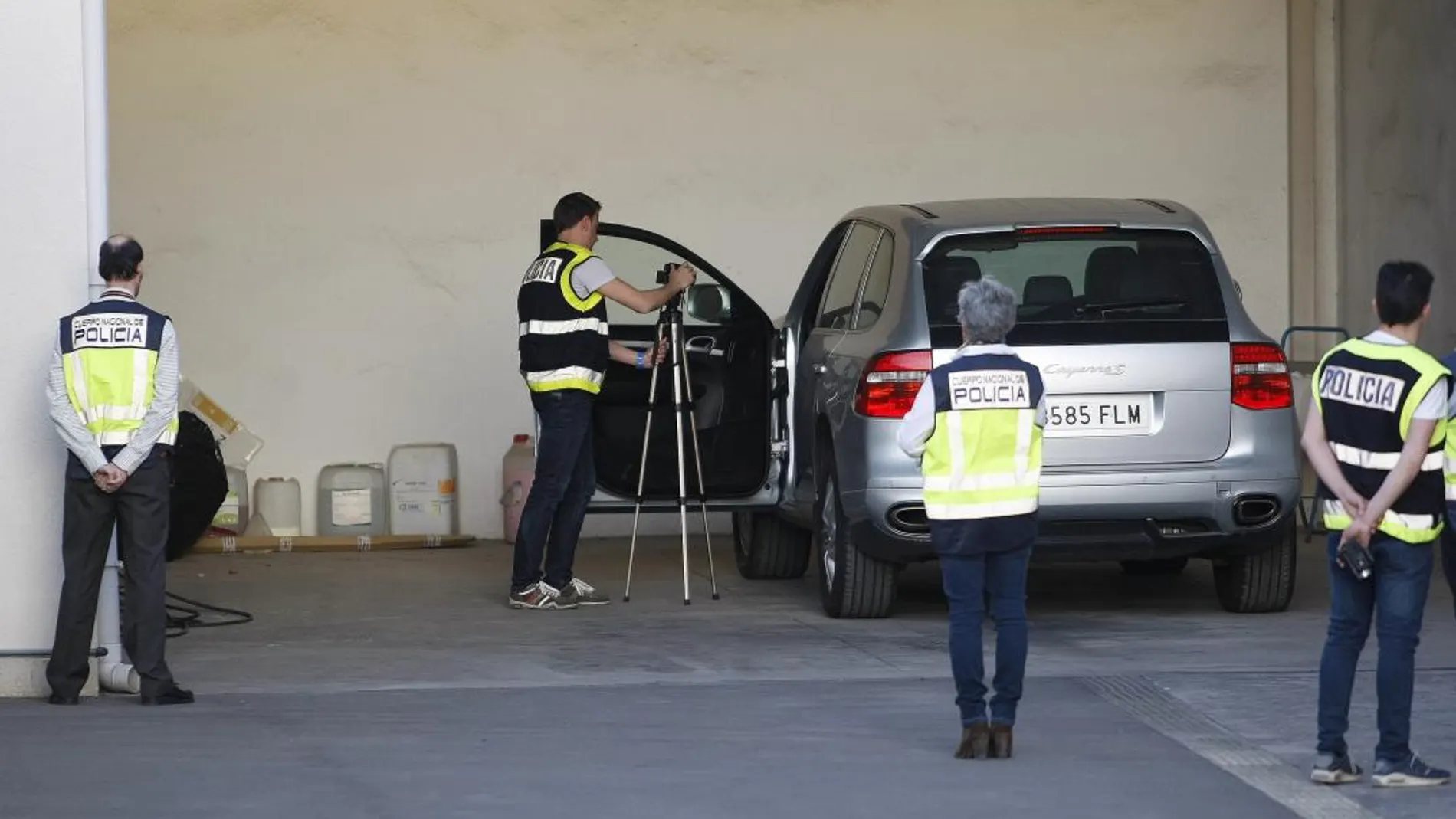 Efectivos del Cuerpo Nacional de Policía en el concesionario de coches de Alicante, Novocar, donde fue asesinada la viuda del expresidente de la CAM Vicente Sala, María del Carmen Martínez