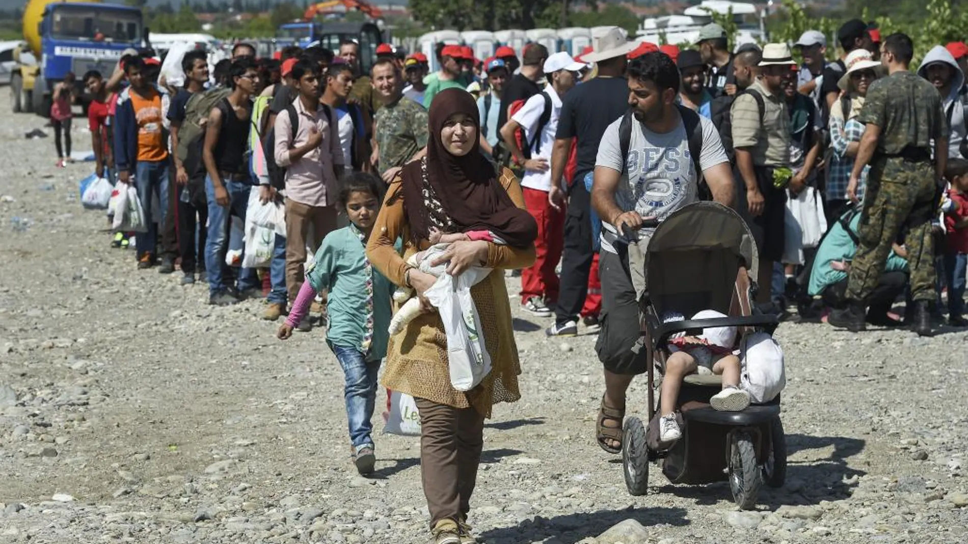 Inmigrantes se disponen a subir a un tren en Gevgelija (Macedonia) hoy 25 de agosto de 2015.