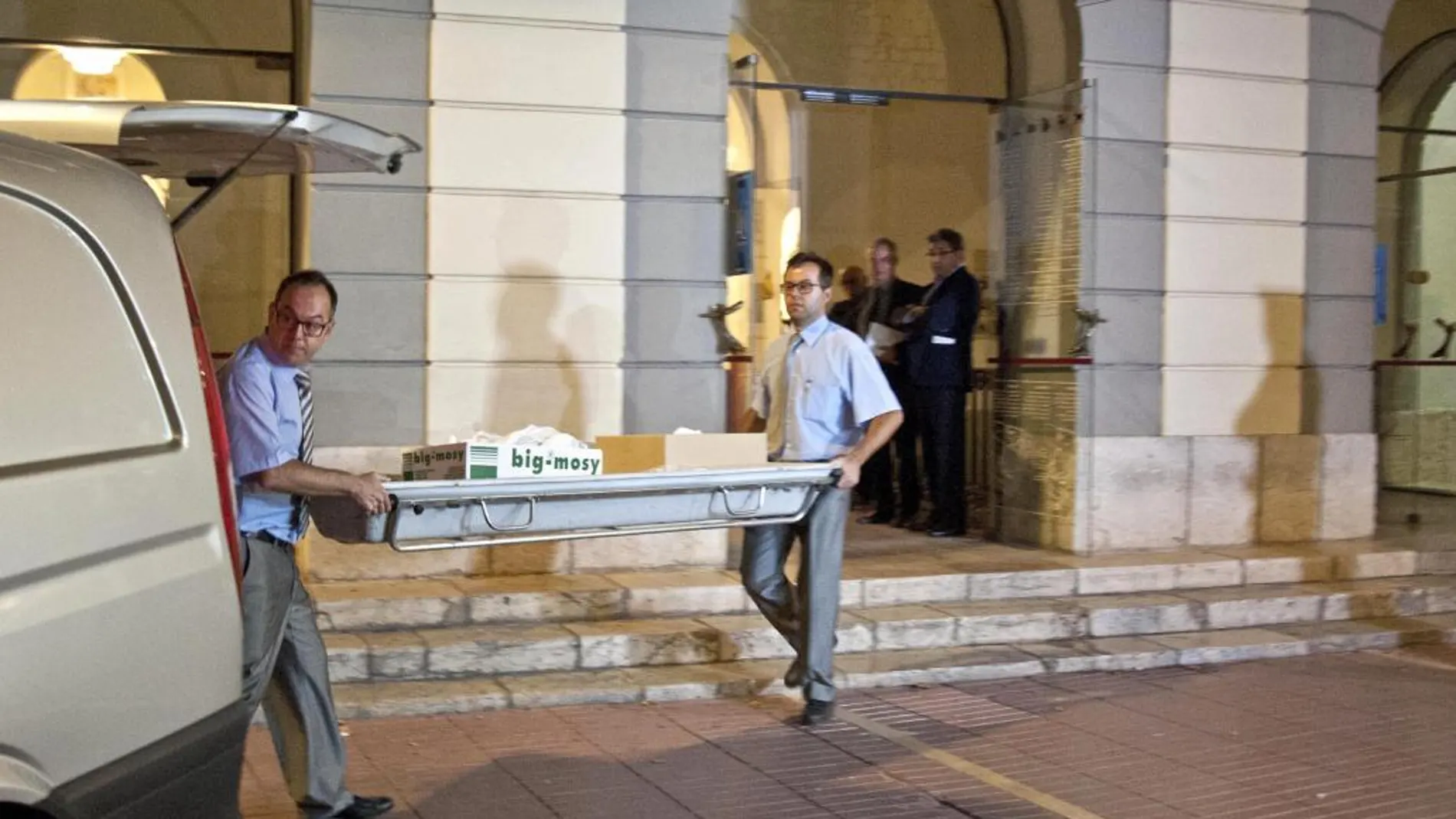 Miembros del equipo forense saliendo del Teatro-Museo de Figueres después de practicar la exhumación de los restos de Salvador Dalí