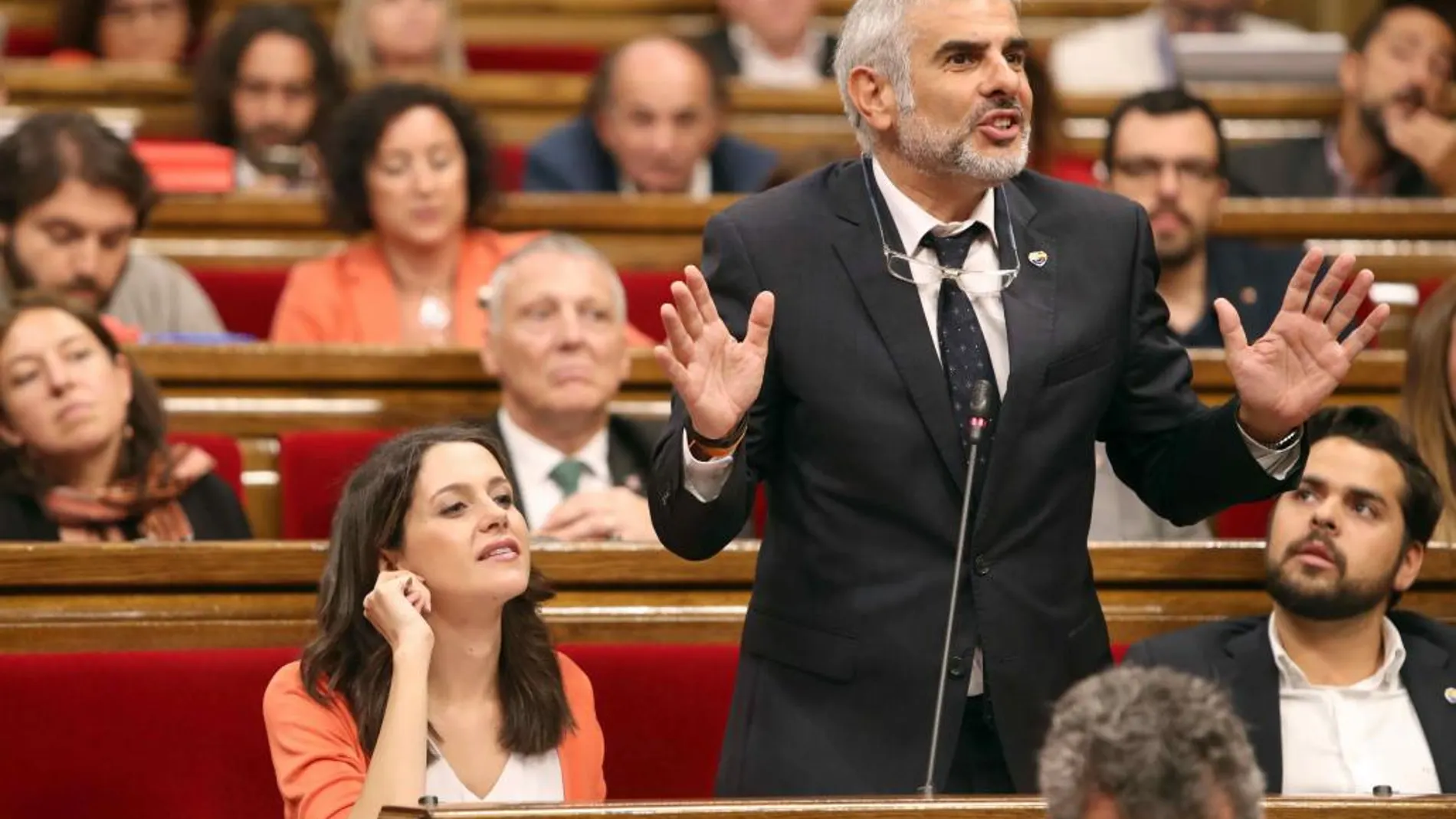 El portavoz de Ciudadanos, Carlos Carrizosa y la presidenta del grupo, Inés Arrimadas, en el parlamento catalán