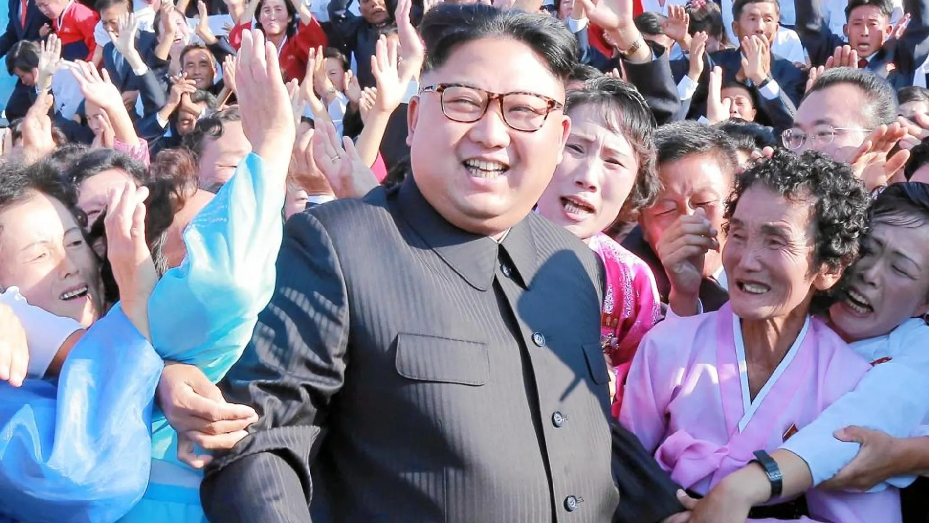 La agencia norcoreana muestra al dictador Kim Jong Un en medio de un baño de masas