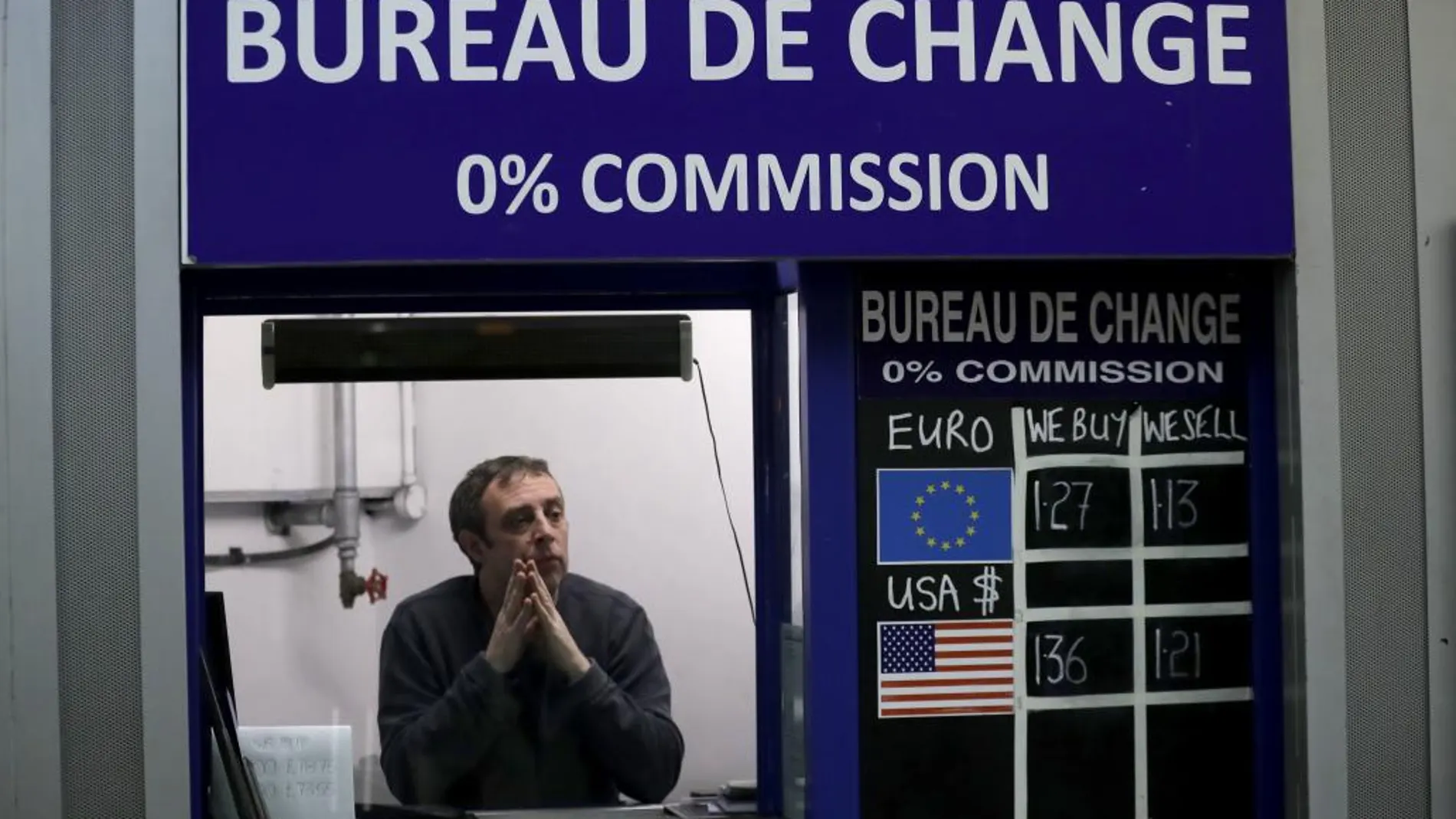 Una oficina de cambio en Londres muestra la apreciación de la libra frente al dólar.