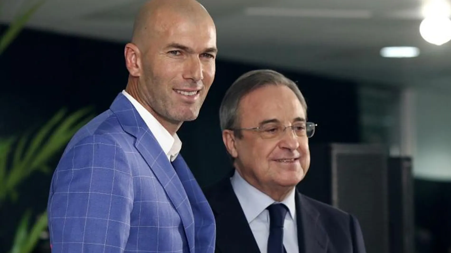El nuevo primer entrenador del Real Madrid, Zinedine Zidane, con Florentino Pérez