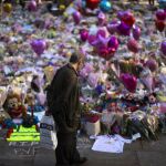 Miles de ramos de flores cubren la plaza de Santa Ana donde se produjo el fatal atentado