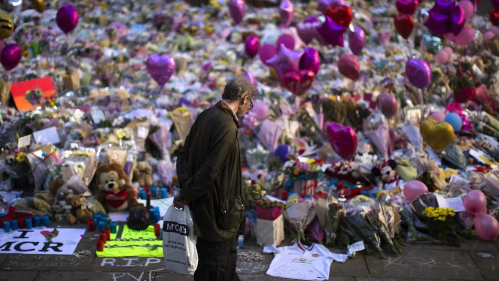 Miles de ramos de flores cubren la plaza de Santa Ana donde se produjo el fatal atentado