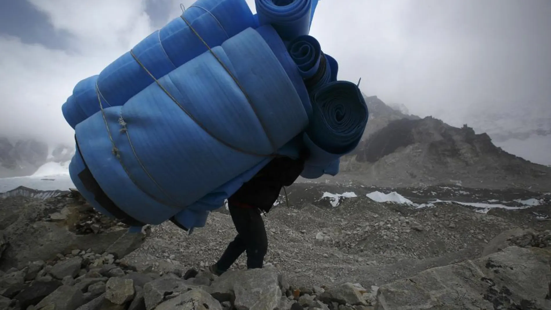 Los sherpas se encargan de acarrear el material de las expediciones en el Himalaya y el Karakorum