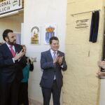 Susana Díaz, junto al presidente de la Junta de Castilla-La Mancha, Emiliano García-Page (c), y el alcalde de Azuqueca de Henares, José Luis Blanco Moreno (3-i), durante la inauguración de la nueva Casa de Andalucía en la localidad alcarreña