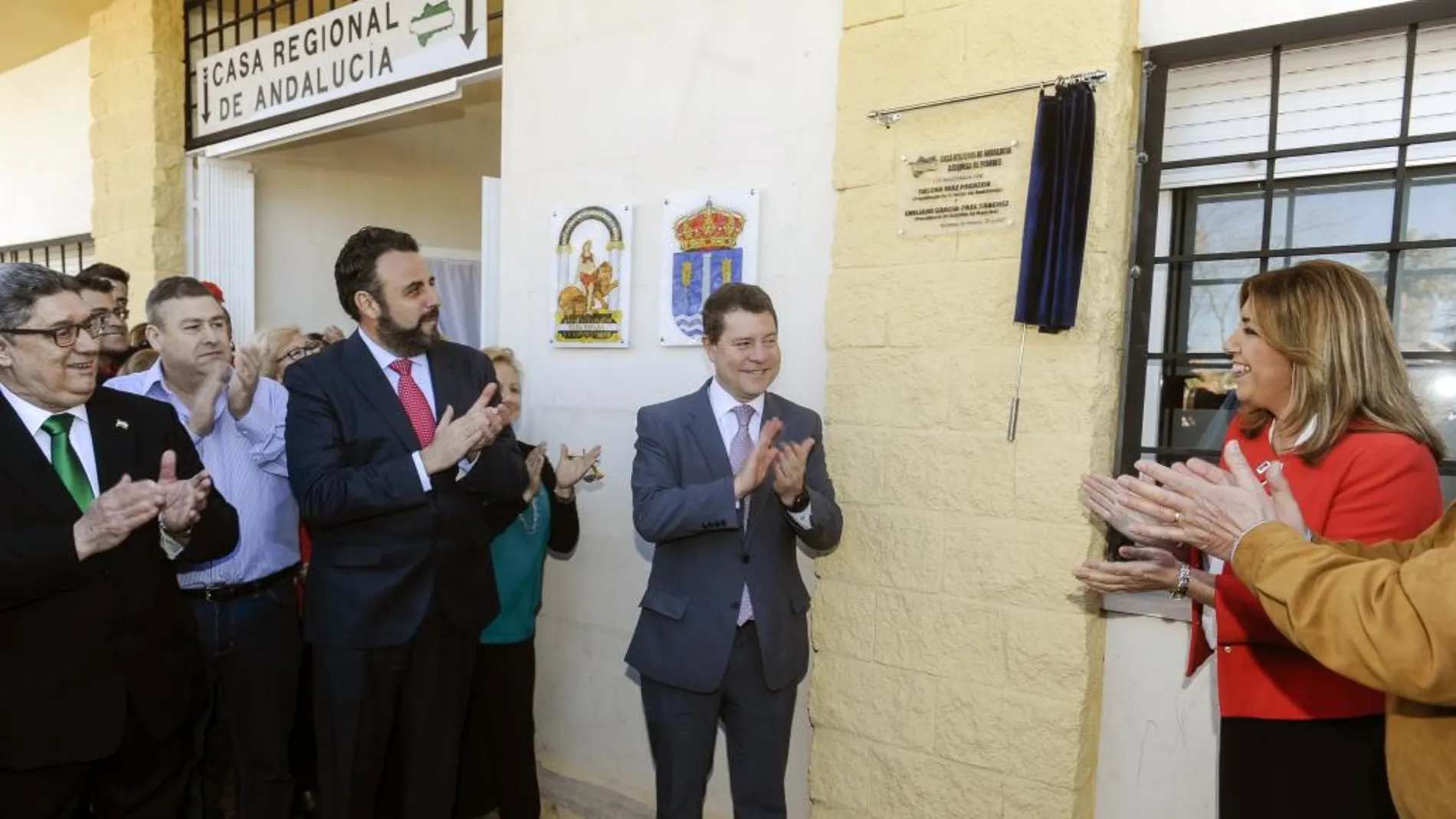 Susana Díaz, junto al presidente de la Junta de Castilla-La Mancha, Emiliano García-Page (c), y el alcalde de Azuqueca de Henares, José Luis Blanco Moreno (3-i), durante la inauguración de la nueva Casa de Andalucía en la localidad alcarreña