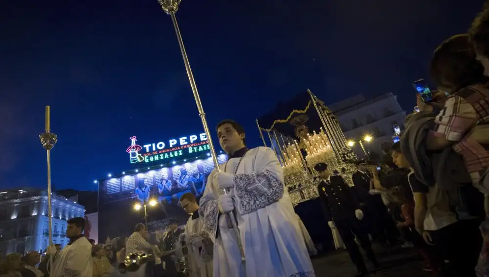 La imagen de María Santísima de las Angustias, de la cofradía de Nuestro Padre Jesús de la Salud y Maria Santisima de las Angustias, durante su procesión por las calles de Madrid en la noche del Miércoles Santo