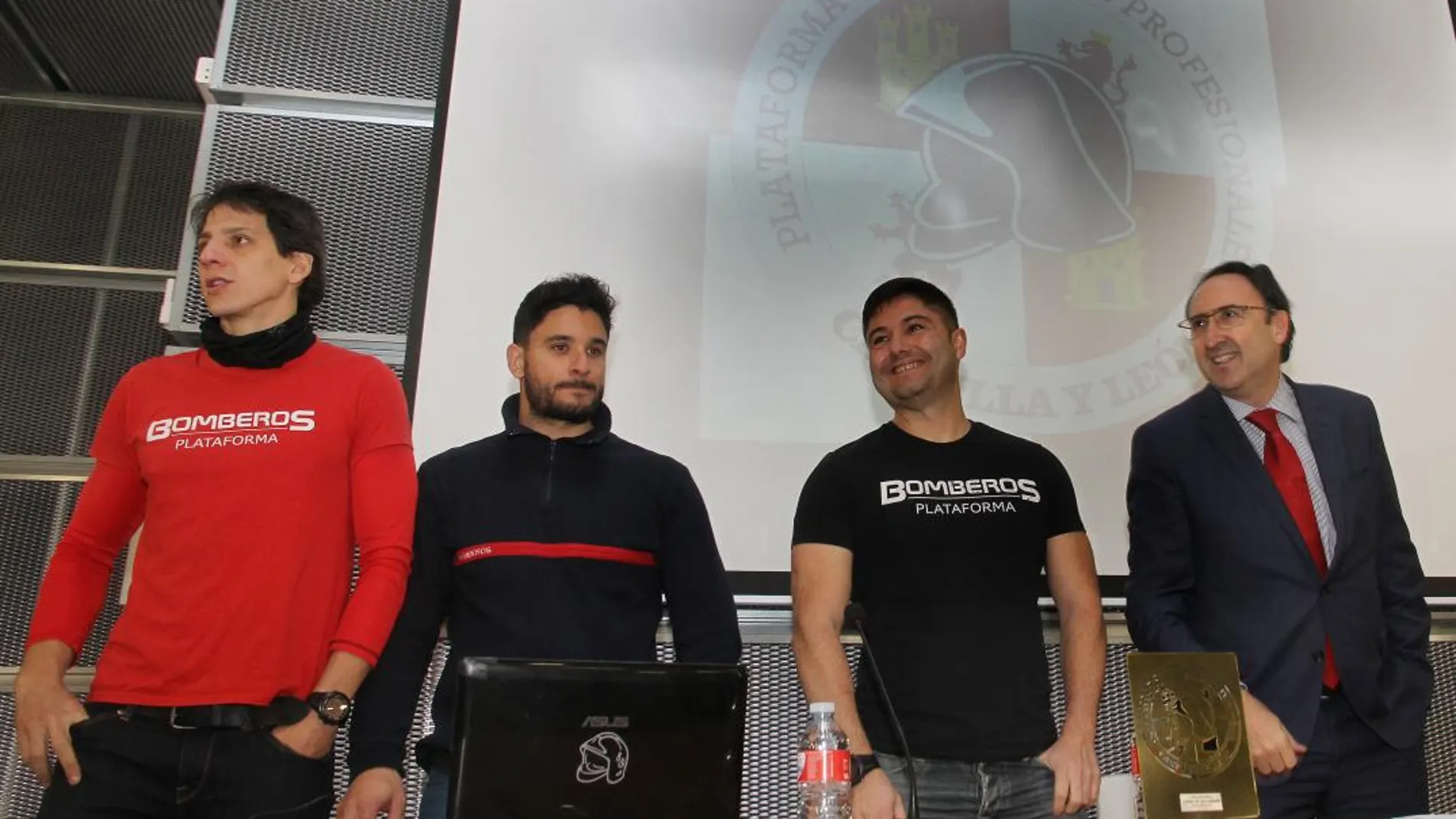 El alcalde de Palencia, Alfonso Polanco, junto a los bomberos Rubén Verde, Julio Gutierrez Hermoso y José Ignacio García Rubio