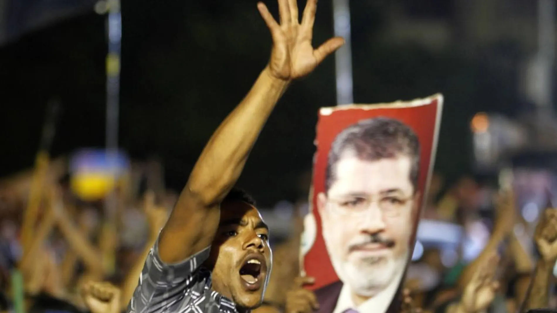 Imagen de archivo de un seguidor de la organización "Hermanos Musulmanes"con un retrato del ex presidente egipcio Mohamed Mursi,