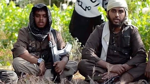 Reyaad Khan, a la izquierda, en una captura de un vídeo difundido en Youtube