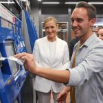 Cifuentes junto a un joven en el momento en el que recarga su abono