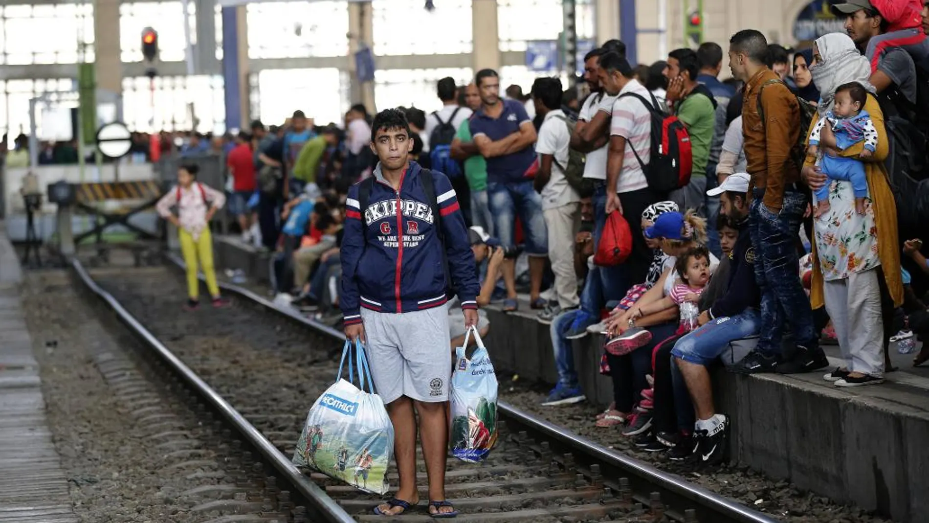 Inmigrantes en las vías de la estación de Budapeste