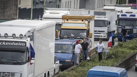 Varias personas cortan una carretera durante una protesta contra la reforma laboral del Gobierno en París, Francia
