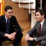 Imagen de archivo de la reunión entre el secretario general del PSOE, Pedro Sánchez, y el líder de Ciudadanos, Albert Rivera, el pasado 4 de febrero en el Congreso