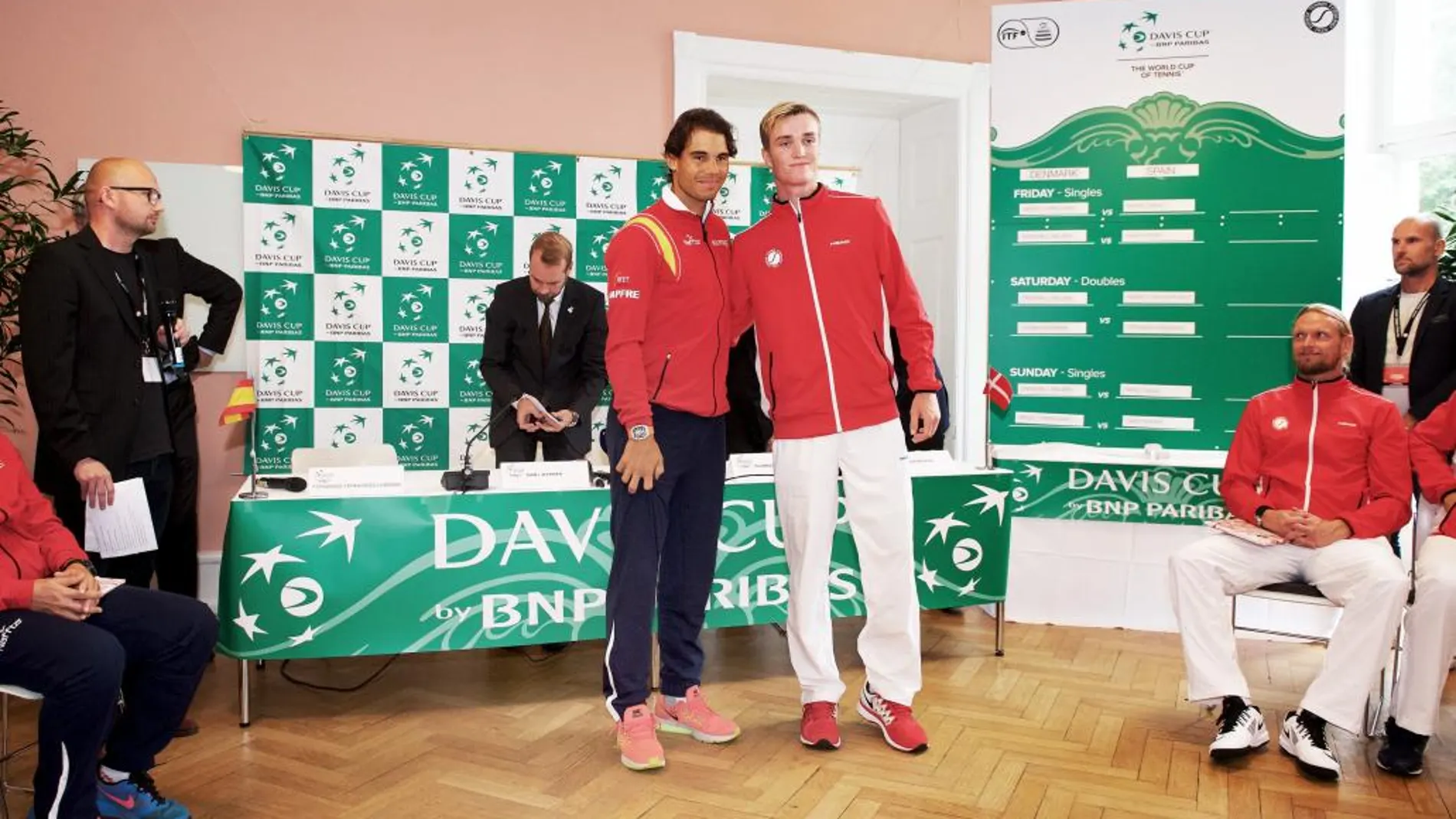 El jugador danés Mikael Torpegaard (R) posa con Rafael Nadal en la presentación del partido de Copa Davis