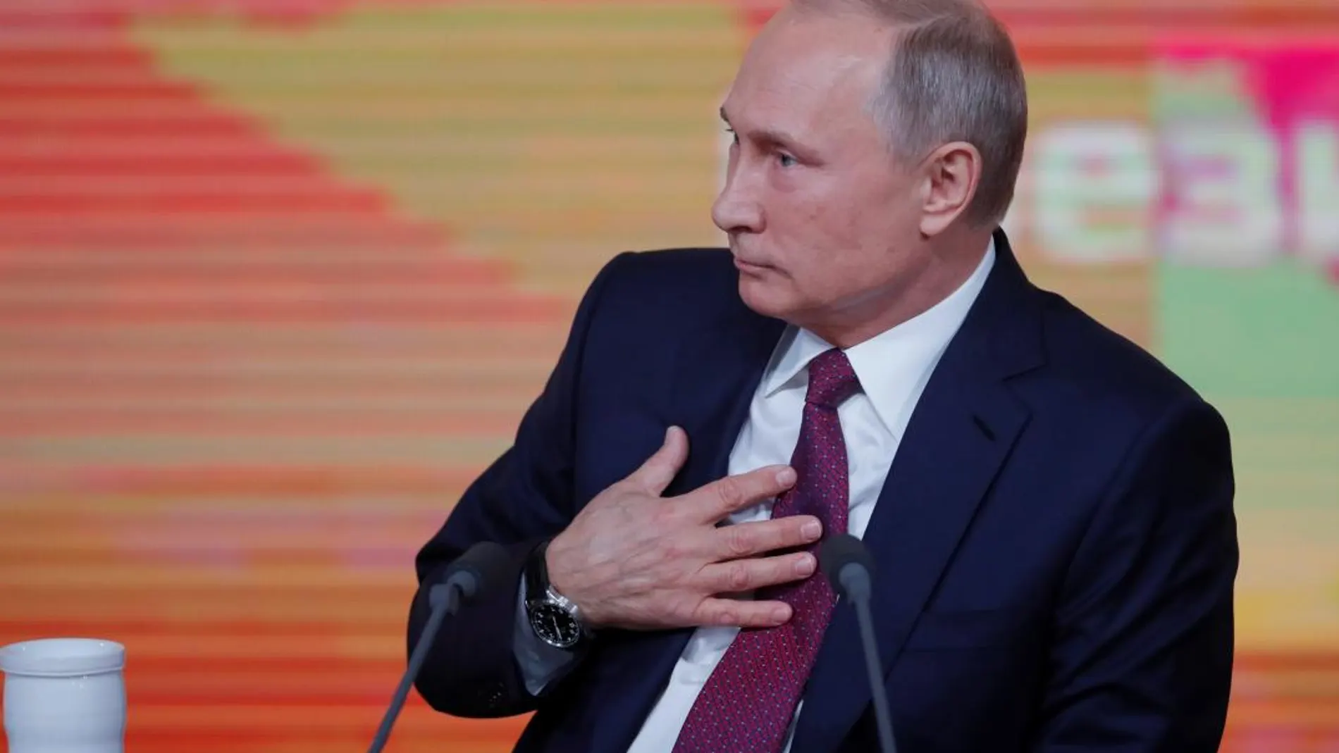El presidente ruso, Vladímir Putin, reacciona durante su rueda de prensa anual con medios federales, regionales y extranjeros en el centro de congresos WTC de Moscú