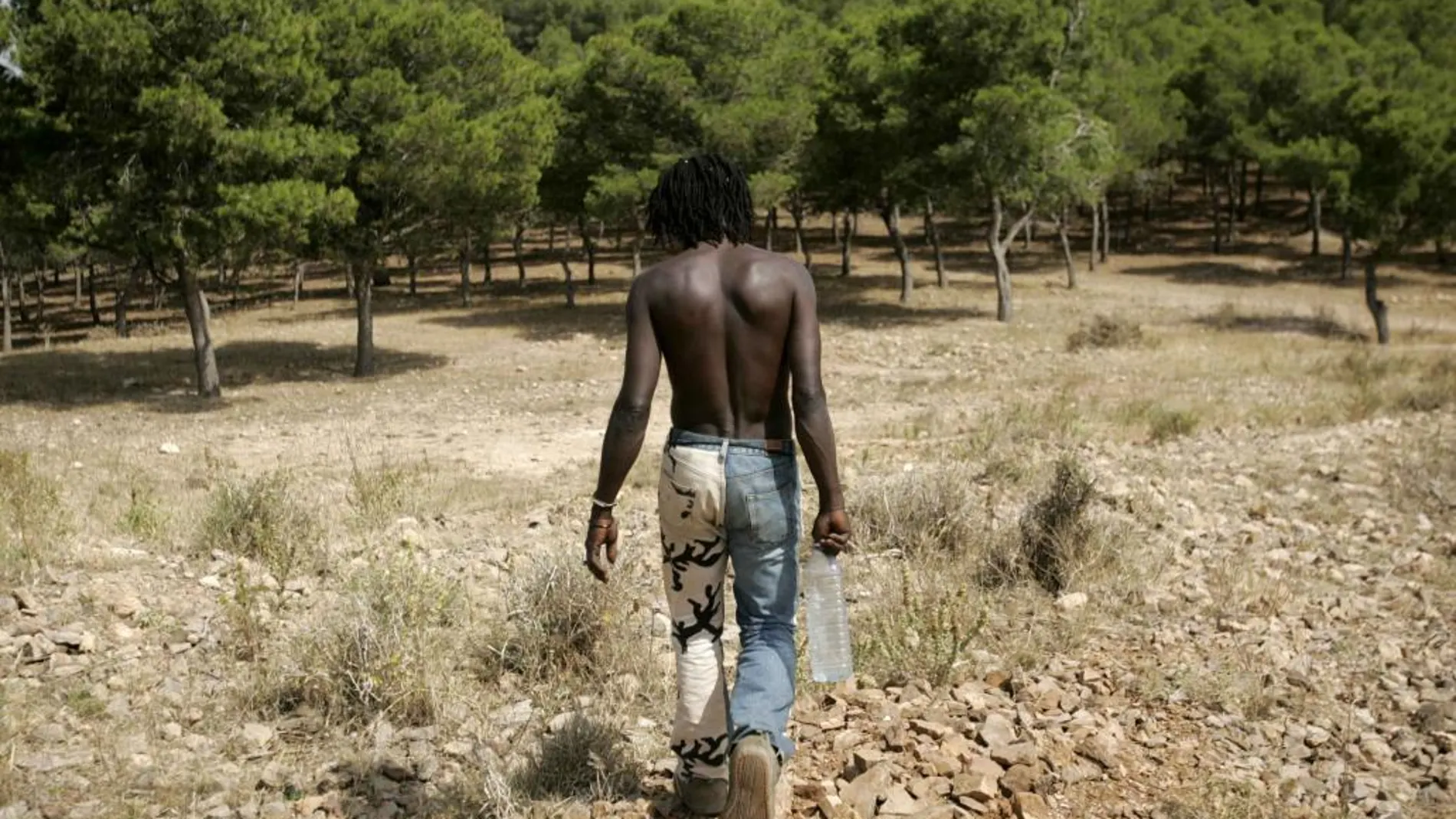 Un inmigrante, en Nador junto a la frontera con Melilla