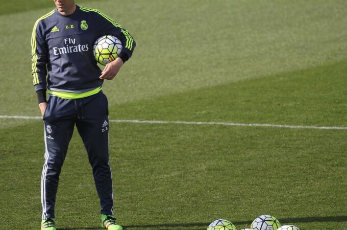 El entrenador del Real Madrid, el francés Zinedine Zidane, durante un entrenamiento en Valdebebas