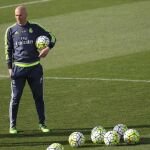 El entrenador del Real Madrid, el francés Zinedine Zidane, durante un entrenamiento en Valdebebas