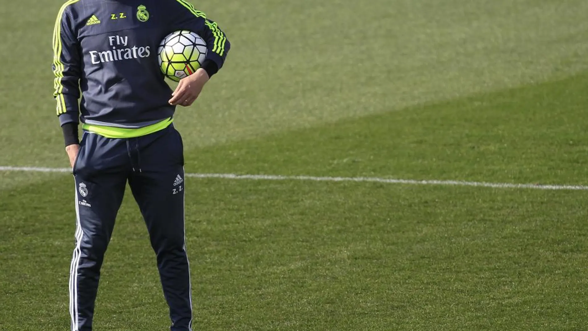El entrenador del Real Madrid, el francés Zinedine Zidane, durante un entrenamiento en Valdebebas