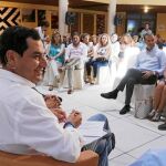 Juanma Moreno, ayer, con colectivos sociales