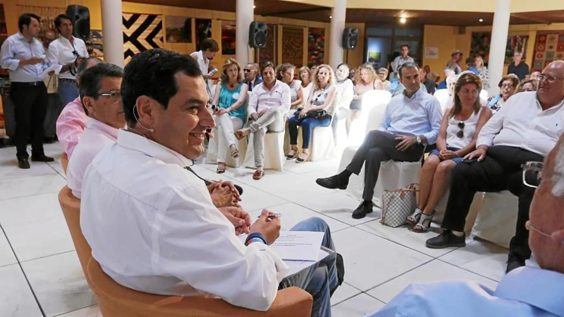 Juanma Moreno, ayer, con colectivos sociales