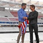 Tom Cruise y Saúl conversan en el Wanda Metropolitano
