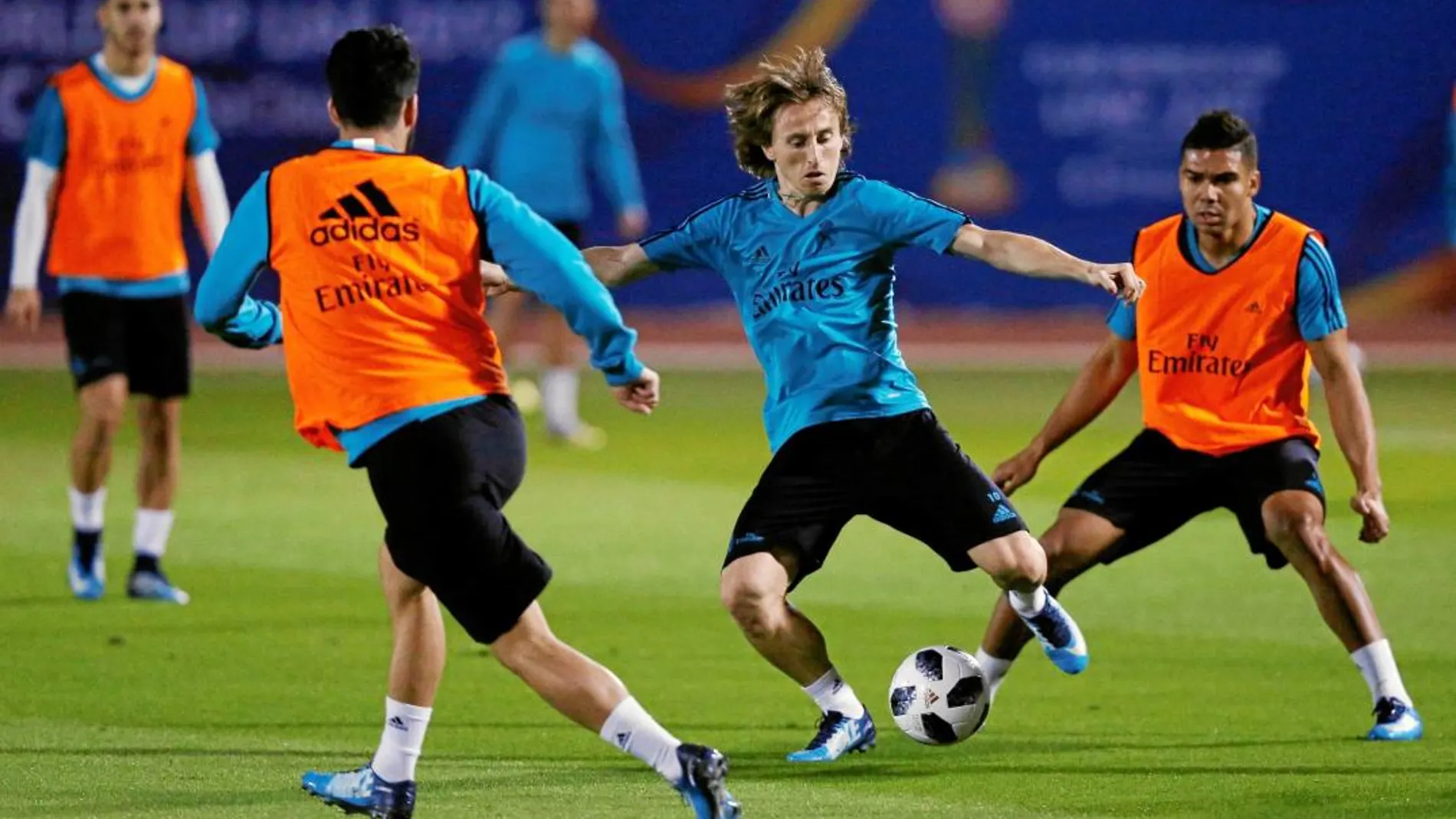 Modric, con Casemiro detrás, en el entrenamiento de ayer del Madrid en Abu Dabi