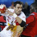 El jugador de España Adria Figueras (i) en acción ante Massuca Gabriel Teca (d) de Angola