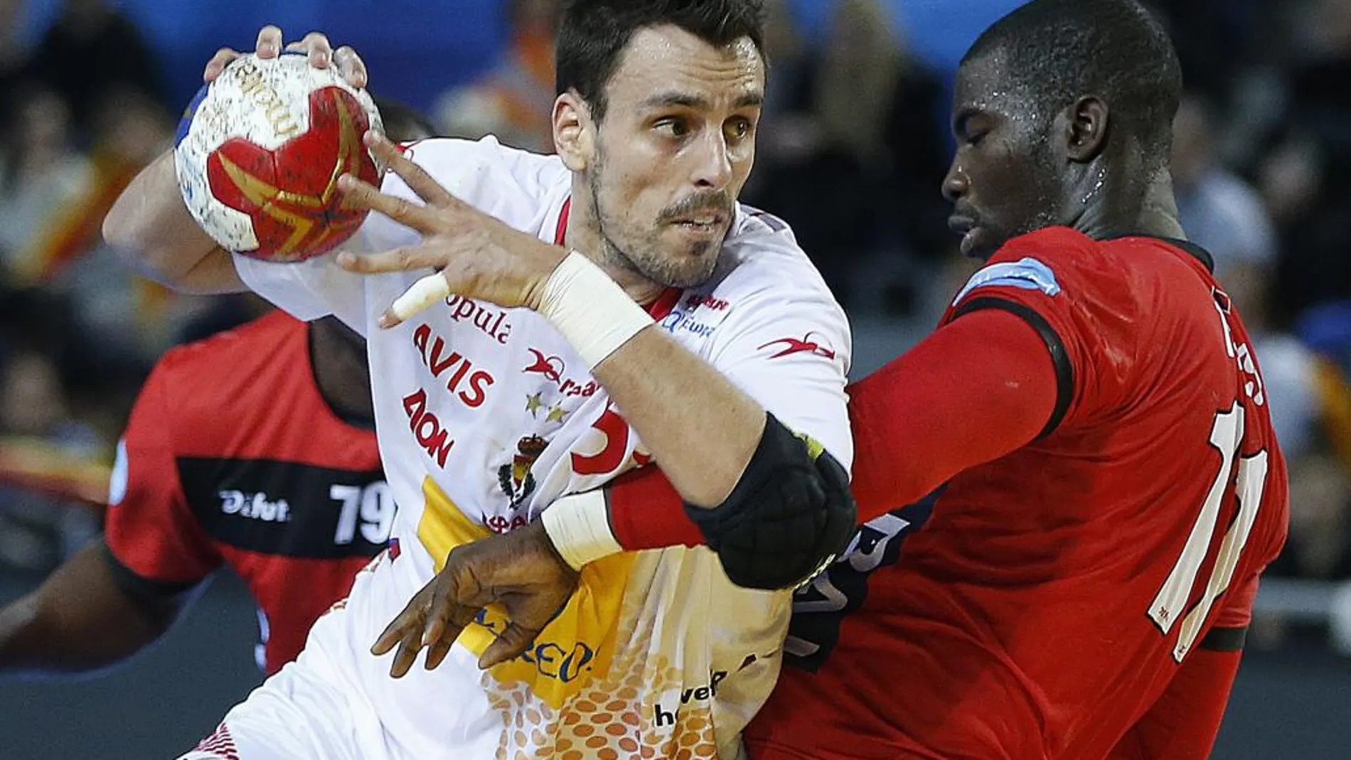 El jugador de España Adria Figueras (i) en acción ante Massuca Gabriel Teca (d) de Angola