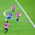 Iglesias Villanueva, el árbitro que no vio el gol de Messi, pita hoy un penalti por unas manos fuera del área