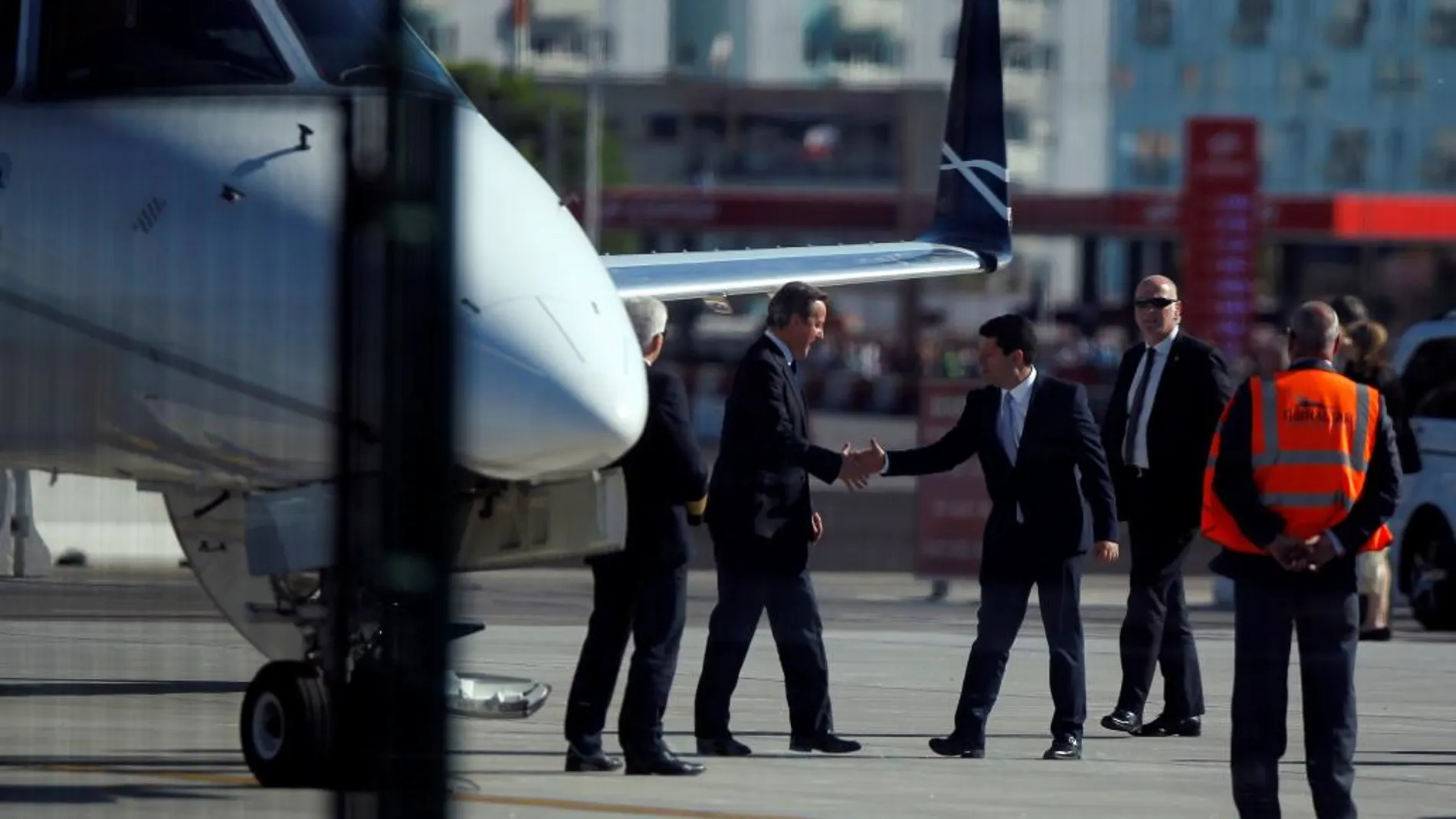 Cameron es despedido a los pies de la escalerilla del avión por el ministro principal de Gibraltar, Fabián Picardo