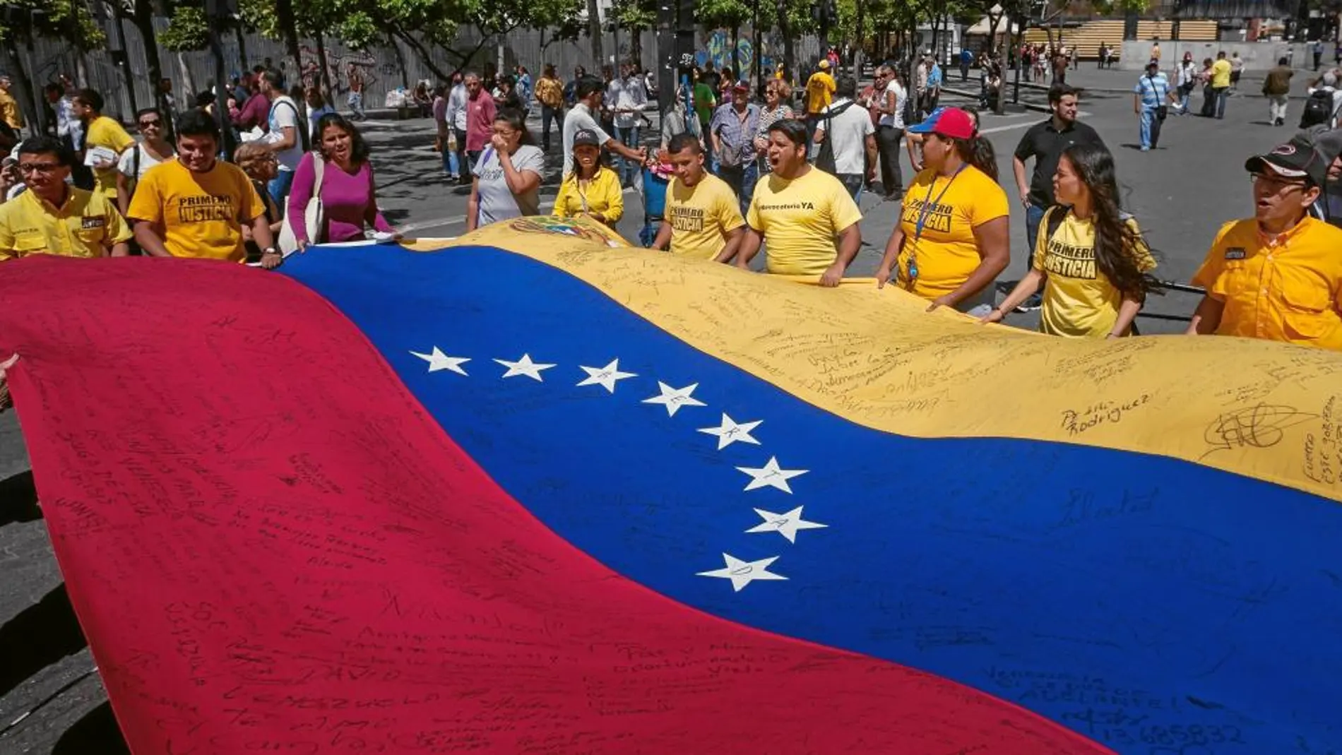 Varios manifestantes opositores al régimen de Nicolás Maduro, ayer, durante una manifestación en Caracas